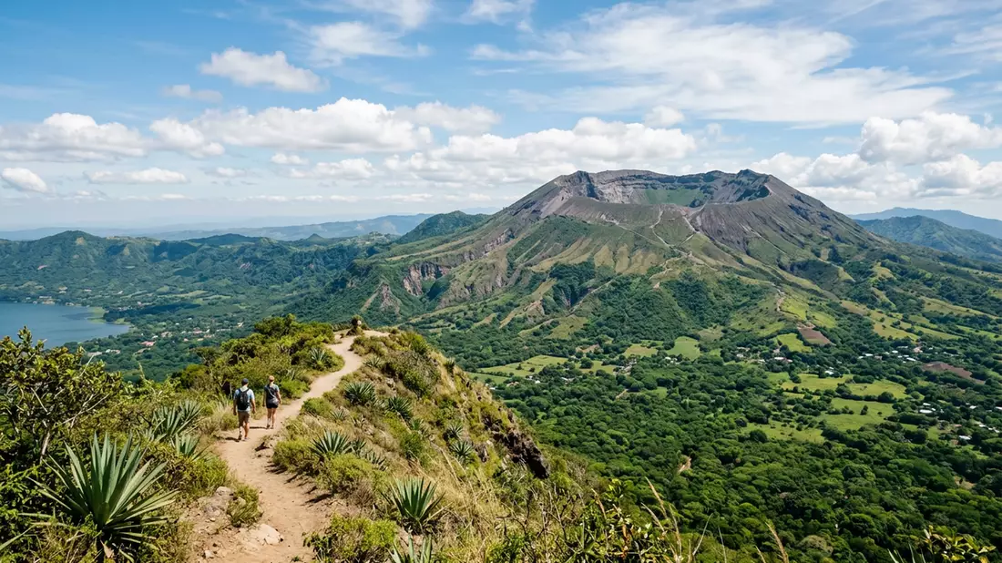 Editorial-Reisemagazinbild vom Wahrzeichen Santa-Ana-Vulkan in Santa Ana, El Salvador