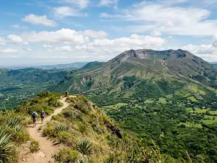 Editorialbild im Reisemagazin-Stil vom Wahrzeichen Santa-Ana-Vulkan in Santa Ana El Salvador, ausgewogene Bildgestaltung und natuerliches - Foto: THN