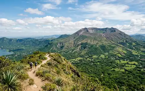 Editorialbild im Reisemagazin-Stil vom Wahrzeichen Santa-Ana-Vulkan in Santa Ana El Salvador, ausgewogene Bildgestaltung und natuerliches - Foto: THN