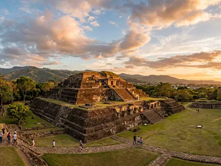 Fotorealistische Panoramaaufnahme von Tazumal in Chalchuapa El Salvador, warmes Abendlicht auf Wahrzeichen - Foto: THN