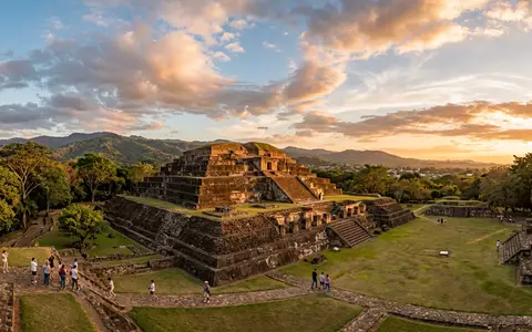Fotorealistische Panoramaaufnahme von Tazumal in Chalchuapa El Salvador, warmes Abendlicht auf Wahrzeichen - Foto: THN