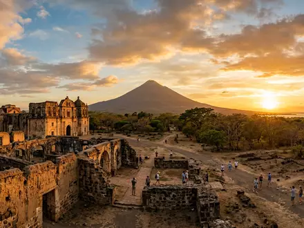Fotorealistische Panoramaaufnahme von Leon Viejo in Leon Nicaragua, warmes Abendlicht auf Wahrzeichen - Foto: THN