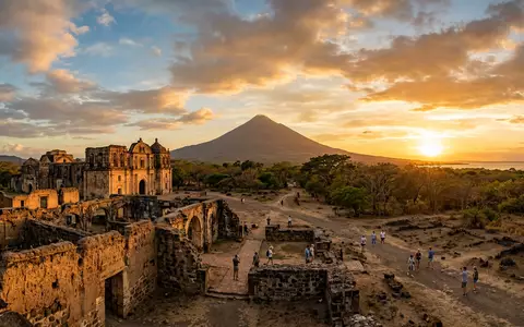 Fotorealistische Panoramaaufnahme von Leon Viejo in Leon Nicaragua, warmes Abendlicht auf Wahrzeichen - Foto: THN