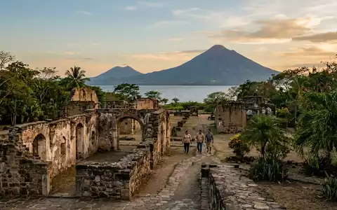 Editorialbild im Reisemagazin-Stil vom Wahrzeichen Leon Viejo in Leon Nicaragua, ausgewogene Bildgestaltung und natuerliches Umgebungslicht - Foto: THN