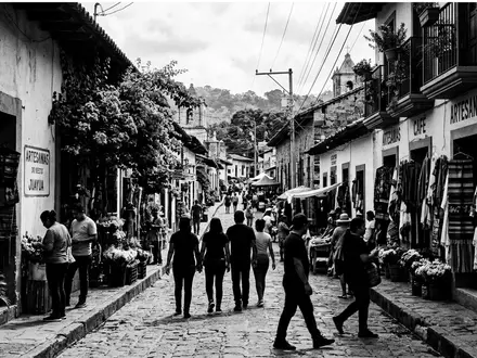 Schwarzweiss-Reportagebild vom Wahrzeichen Ruta de las Flores in Juayua El Salvador, dokumentarische Reisefotografie mit starken - Foto: THN