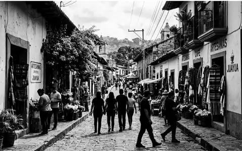 Schwarzweiss-Reportagebild vom Wahrzeichen Ruta de las Flores in Juayua El Salvador, dokumentarische Reisefotografie mit starken - Foto: THN