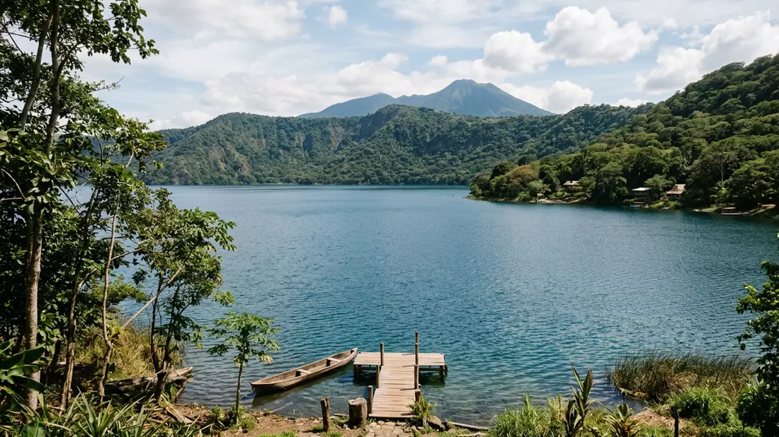 Editorial-Reisemagazinbild vom Wahrzeichen Apoyo-Lagune in Masaya, Nicaragua