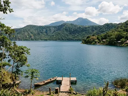 Editorialbild im Reisemagazin-Stil vom Wahrzeichen Apoyo-Lagune in Masaya Nicaragua, ausgewogene Bildgestaltung und natuerliches Umgebungslicht - Foto: THN