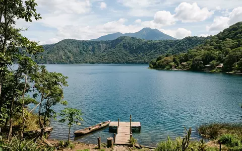 Editorialbild im Reisemagazin-Stil vom Wahrzeichen Apoyo-Lagune in Masaya Nicaragua, ausgewogene Bildgestaltung und natuerliches Umgebungslicht - Foto: THN