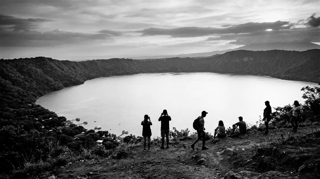 Schwarzweiss-Reportage vom Wahrzeichen Apoyo-Lagune in Masaya, Nicaragua