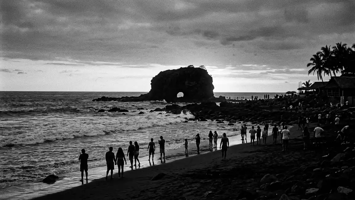 Schwarzweiss-Reportage vom Wahrzeichen El Tunco Strand in La Libertad, El Salvador