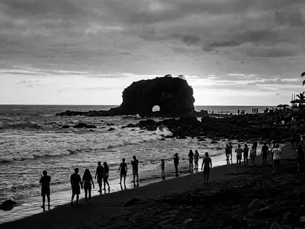 Schwarzweiss-Reportagebild vom Wahrzeichen El Tunco Strand in La Libertad El Salvador, dokumentarische Reisefotografie mit starken - Foto: THN