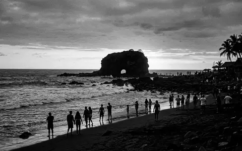 Schwarzweiss-Reportagebild vom Wahrzeichen El Tunco Strand in La Libertad El Salvador, dokumentarische Reisefotografie mit starken - Foto: THN
