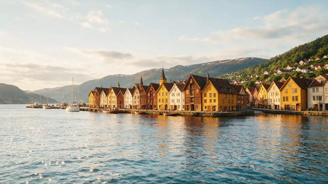Editorial-Reisemagazinbild vom Wahrzeichen Bryggen Bergen in Bergen, Norwegen