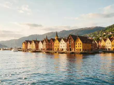 Editorialbild im Reisemagazin-Stil vom Wahrzeichen Bryggen Bergen in Bergen Norwegen, ausgewogene Bildgestaltung und natuerliches Umgebungslicht - Foto: THN