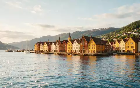 Editorialbild im Reisemagazin-Stil vom Wahrzeichen Bryggen Bergen in Bergen Norwegen, ausgewogene Bildgestaltung und natuerliches Umgebungslicht - Foto: THN