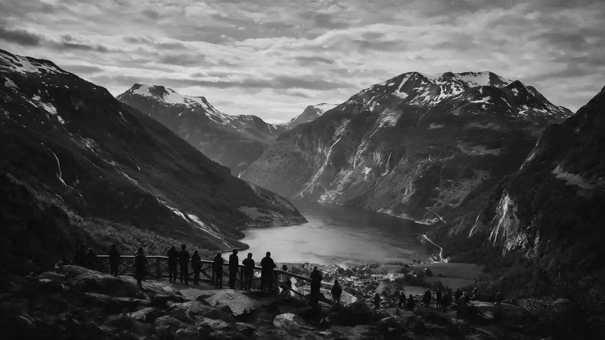 Schwarzweiss-Reportage vom Wahrzeichen Geirangerfjord in Geiranger, Norwegen