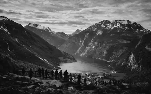 Schwarzweiss-Reportagebild vom Wahrzeichen Geirangerfjord in Geiranger Norwegen, dokumentarische Reisefotografie mit starken Kontrasten - Foto: THN
