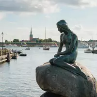 Editorialbild im Reisemagazin-Stil vom Wahrzeichen Kleine Meerjungfrau Kopenhagen in Kopenhagen Dänemark, ausgewogene Bildgestaltung und natuerliches - Foto: THN