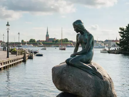 Editorialbild im Reisemagazin-Stil vom Wahrzeichen Kleine Meerjungfrau Kopenhagen in Kopenhagen Dänemark, ausgewogene Bildgestaltung und natuerliches - Foto: THN