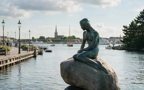 Editorialbild im Reisemagazin-Stil vom Wahrzeichen Kleine Meerjungfrau Kopenhagen in Kopenhagen Dänemark, ausgewogene Bildgestaltung und natuerliches - Foto: THN
