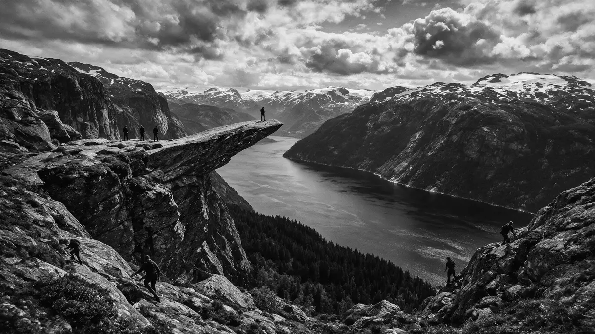 Schwarzweiss-Reportage vom Wahrzeichen Trolltunga in Ullensvang, Norwegen