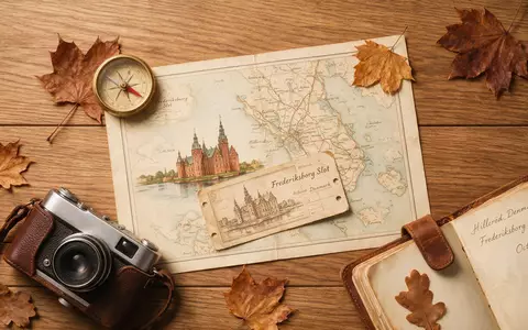 Flatlay-Reise-Arrangement rund um Schloss Frederiksborg in Hilleröd Dänemark, Karte Kompass Kamera und generische Reiserequisiten - Foto: THN