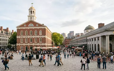 Editorialbild im Reisemagazin-Stil vom Wahrzeichen Faneuil Hall in Boston USA, ausgewogene Bildgestaltung und natuerliches Umgebungslicht - Foto: THN