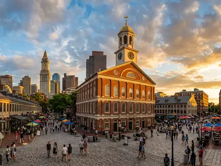 Fotorealistische Panoramaaufnahme von Faneuil Hall in Boston USA, warmes Abendlicht auf Wahrzeichen - Foto: THN