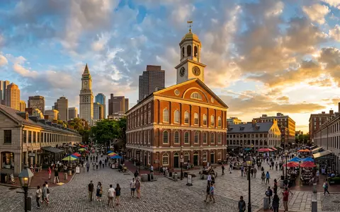 Fotorealistische Panoramaaufnahme von Faneuil Hall in Boston USA, warmes Abendlicht auf Wahrzeichen - Foto: THN