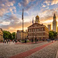 Fotorealistische Panoramaaufnahme von Freedom Trail Boston in Boston USA, warmes Abendlicht auf Wahrzeichen - Foto: THN