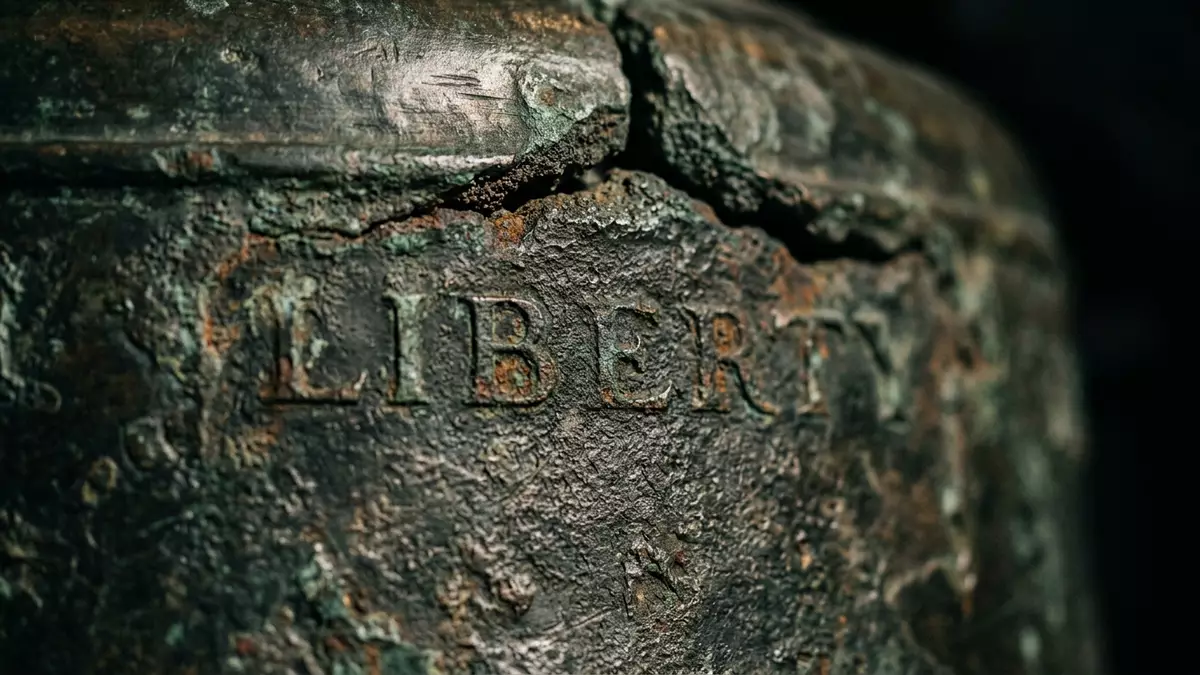 Makroaufnahme eines Materialdetails am Wahrzeichen Liberty Bell, Philadelphia USA