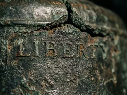 Extreme Makroaufnahme eines Materialdetails am Wahrzeichen Liberty Bell in Philadelphia USA, taktile Struktur und weiches - Foto: THN