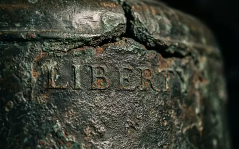 Extreme Makroaufnahme eines Materialdetails am Wahrzeichen Liberty Bell in Philadelphia USA, taktile Struktur und weiches - Foto: THN
