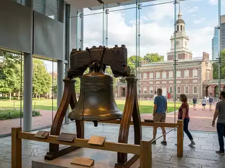 Editorialbild im Reisemagazin-Stil vom Wahrzeichen Liberty Bell in Philadelphia USA, ausgewogene Bildgestaltung und natuerliches Umgebungslicht - Foto: THN