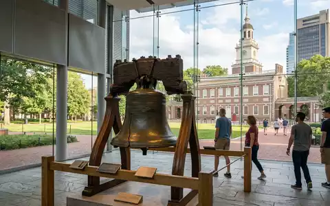 Editorialbild im Reisemagazin-Stil vom Wahrzeichen Liberty Bell in Philadelphia USA, ausgewogene Bildgestaltung und natuerliches Umgebungslicht - Foto: THN
