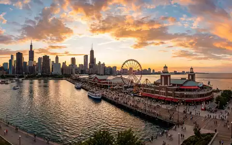 Fotorealistische Panoramaaufnahme von Navy Pier Chicago in Chicago USA, warmes Abendlicht auf Wahrzeichen - Foto: THN