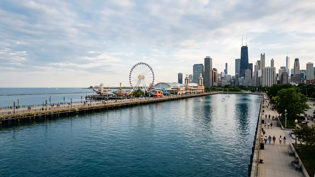 Editorial-Reisemagazinbild vom Wahrzeichen Navy Pier Chicago in Chicago, USA