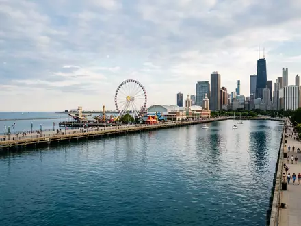 Editorialbild im Reisemagazin-Stil vom Wahrzeichen Navy Pier Chicago in Chicago USA, ausgewogene Bildgestaltung und natuerliches - Foto: THN