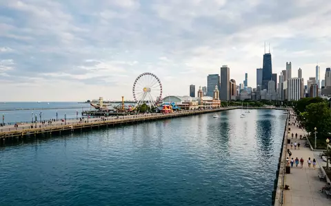 Editorialbild im Reisemagazin-Stil vom Wahrzeichen Navy Pier Chicago in Chicago USA, ausgewogene Bildgestaltung und natuerliches - Foto: THN