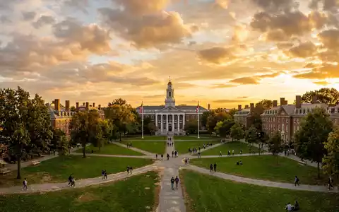 Fotorealistische Panoramaaufnahme von Harvard Yard in Cambridge USA, warmes Abendlicht auf Wahrzeichen - Foto: THN