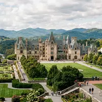 Editorialbild im Reisemagazin-Stil vom Wahrzeichen Biltmore Estate in Asheville USA, ausgewogene Bildgestaltung und natuerliches Umgebungslicht - Foto: THN