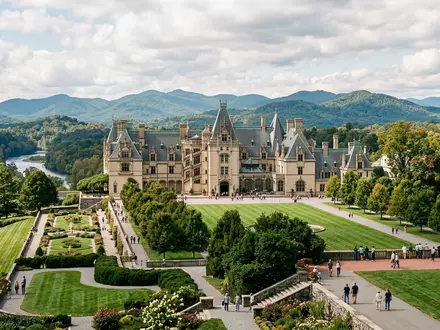 Editorialbild im Reisemagazin-Stil vom Wahrzeichen Biltmore Estate in Asheville USA, ausgewogene Bildgestaltung und natuerliches Umgebungslicht - Foto: THN