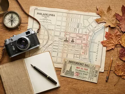 Flatlay-Reise-Arrangement rund um Independence Hall Philadelphia in Philadelphia USA, Karte Kompass Kamera und generische Reiserequisiten - Foto: THN