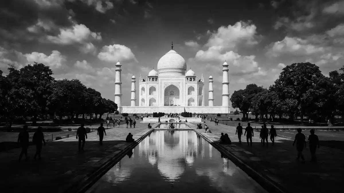 Schwarzweiss-Reportage vom Wahrzeichen Taj Mahal in Agra, Indien