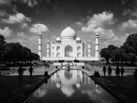 Schwarzweiss-Reportagebild vom Wahrzeichen Taj Mahal in Agra Indien, dokumentarische Reisefotografie mit starken Kontrasten - Foto: THN