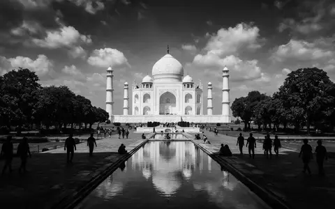 Schwarzweiss-Reportagebild vom Wahrzeichen Taj Mahal in Agra Indien, dokumentarische Reisefotografie mit starken Kontrasten - Foto: THN