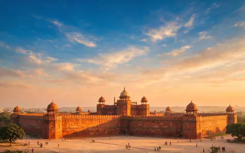 Fotorealistische Panoramaaufnahme von Rotes Fort Delhi in Delhi Indien, warmes Abendlicht auf Wahrzeichen - Foto: THN