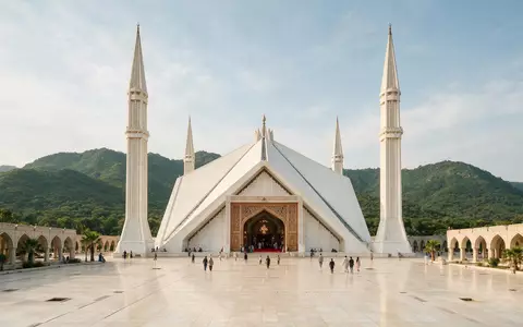 Editorialbild im Reisemagazin-Stil vom Wahrzeichen Faisal-Moschee Islamabad in Islamabad Pakistan, ausgewogene Bildgestaltung und natuerliches Umgebungslicht - Foto: THN