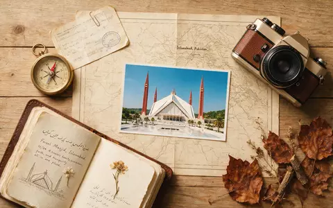 Flatlay-Reise-Arrangement rund um Faisal-Moschee Islamabad in Islamabad Pakistan, Karte Kompass Kamera und generische Reiserequisiten - Foto: THN